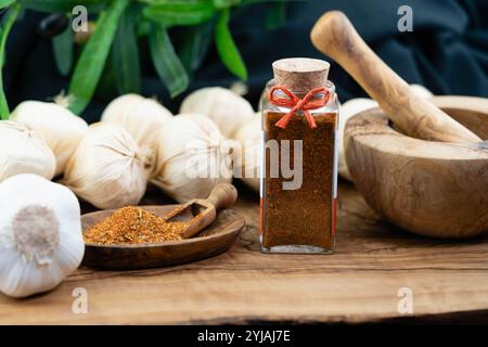 Gebratene Gyros mit hausgemachten Tzatziki und griechischen Gewürzen Stockfoto