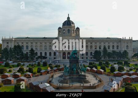 Majestätisches Kunsthistorisches Museum in Wien, Österreich, mit seiner ikonischen Kuppel und historischem Charme. Ideal für kulturelle, Reise- und Architekturthemen. Stockfoto