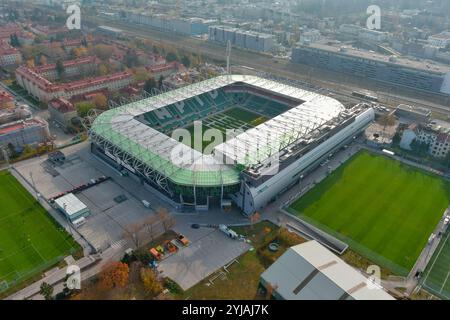 Atemberaubender Blick aus der Luft auf das Allianz Stadion, das Heimstadion des SK Rapid Wien, mit seinem modernen Design und der üppigen grünen Umgebung. Sportfotografie. Stockfoto