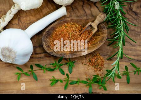 Gebratene Gyros mit hausgemachten Tzatziki und griechischen Gewürzen Stockfoto