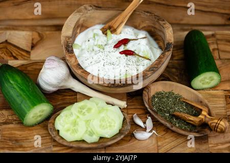 Gebratene Gyros mit hausgemachten Tzatziki und griechischen Gewürzen Stockfoto