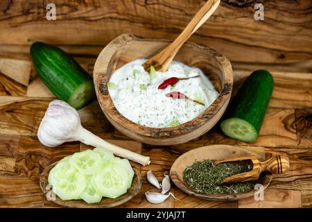 Gebratene Gyros mit hausgemachten Tzatziki und griechischen Gewürzen Stockfoto