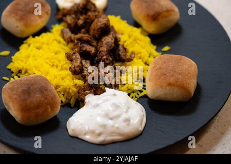 Gebratene Gyros mit hausgemachten Tzatziki und griechischen Gewürzen Stockfoto