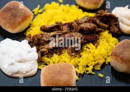 Gebratene Gyros mit hausgemachten Tzatziki und griechischen Gewürzen Stockfoto