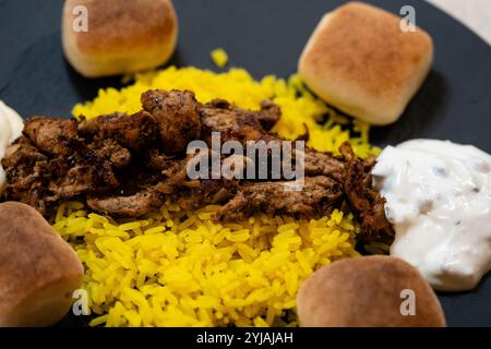 Gebratene Gyros mit hausgemachten Tzatziki und griechischen Gewürzen Stockfoto