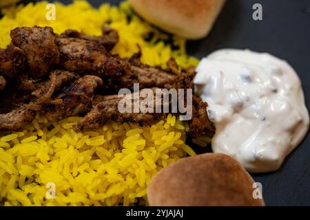 Gebratene Gyros mit hausgemachten Tzatziki und griechischen Gewürzen Stockfoto