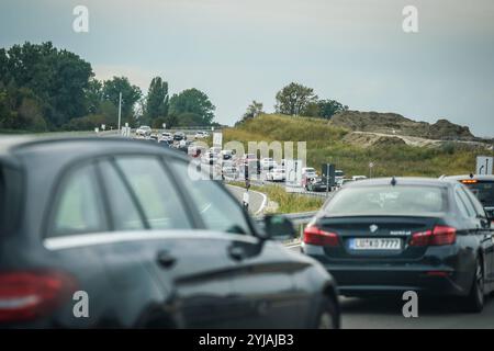 Stau, Autobahn, Verkehr, Stockender Verkehr, Engpass, Verkehrsaufkommen, Baustelle, Pendler, Rushhour, Verkehrsbehinderung, Umweltbelastung, Schadstoffemissionen, Mobilität, Verkehrspolitik, Infrastruktur, COâ-Ausstoß, Reisezeit, Pendlerverkehr, Verkehrsüberlastung, Straßennetz, Verkehrsmanagement, Engstelle, Verkehrssicherheit, Klimaschutz, Infrastrukturprobleme, Schadstoffbelastung, Verkehrsfluss, Verkehrsplanung, Abgase, Stauursachen, Straßenerweiterung, Energieverbrauch. *** Stau, Autobahn, Verkehr, Staus, Engpässe, Verkehrsaufkommen, Baustelle, Pendler, Rush Hour, Traff Stockfoto