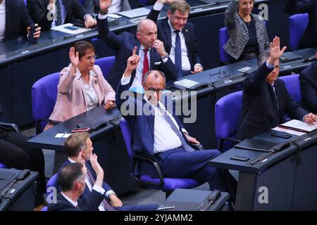 Berlin, Deutschland, 13.11.2024: Deutscher Bundestag: 199. Bundestagssitzung: Abgeordnete der Unionsfraktion heben die Hand bei einer Abstimmung, darunter in der ersten Reihe CDU-Chef Friedrich Merz und Thorsten frei, links angeschnitten sind auch die FDP-Politiker Christian Dürr und Christian Lindner zu sehen *** Berlin, 13 11 2024 Deutscher Bundestag 199 Bundestagssitzung Mitglieder der CDU/CSU-Fraktion heben sich bei einer Abstimmung die Hände, darunter CDU-Chef Friedrich Merz und Thorsten frei in der ersten Reihe, FDP-Politiker Christian Dürr und Christian Dürr sind ebenfalls zu sehen Stockfoto