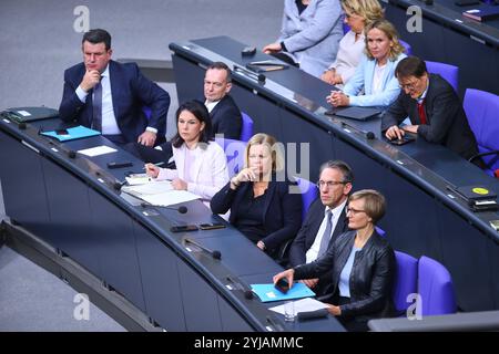 Berlin, Deutschland, 13.11.2024: Deutscher Bundestag: 199. Bundestagssitzung: Mitglieder der Minderheitsregierung, vordere Reihe L-R: Bundesminister für Arbeit und Soziales Hubertus Heil SPD, Bundesminister für Digitales und Verkehr und zusätzlich Bundesminister der Justiz Volker Wissing ex-FDP, jetzt parteilos, Bundesministerin des Auswärtigen Annalena Baerbock Bündnis90/die Grünen, Bundesministerin des Innern und für Heimat Nancy Faeser SPD, Bundesminister der Finanzen Jörg für Stadtentwicklung, Franzitten, Bundesministerin Brannenkick, Franzenkick, Franzenna, Franzenna, Bundesministerin Stockfoto