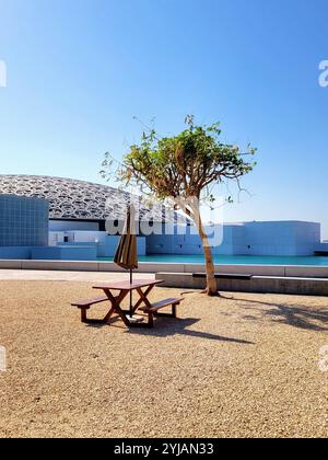 Louvre. Abu Dhabi. Kunstmuseum. VAE. Jean Nouvel. Moderne Architektur. Saadiyat. Kuppel. Kunst. Kuben. Dach. Stahl. Glas. Wasser. Wüste. Glänzend. Kunst Stockfoto