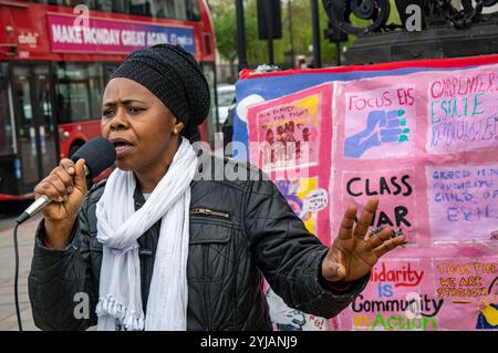 London, Großbritannien. Mai 2018. Ein Anwohner spricht bei der Nothilfe-Demonstration vor dem Rathaus von Lambeth vor den ratswahlen am Donnerstag zu einer öffentlichen Untersuchung der Wohnungspolitik von Lambeth Labour, einem sofortigen Stopp der Abrissarbeiten und einem Aufruf zur Beendigung der Privatisierung über Häuser für Lambeth, die zu sozialen Säuberungen führt. Sie sagt, sie habe immer für Labour gestimmt, aber jetzt fordert sie die Menschen auf, für jeden außer für sie zu stimmen. Eine Anfrage zur Informationsfreiheit von Brixton Buzz im vergangenen Monat zeigte, dass der rat zwischen Juni 2014 und M nur 17 stadthäuser mit sicheren Mietverhältnissen errichtete Stockfoto