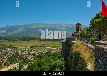 Gjirokaster, Albanien - 4. Juni 2024. Der berühmte Uhrenturm im Schloss Gjirokaster thront über dem historischen, zum UNESCO-Weltkulturerbe gehörenden Gjirokaster Stockfoto