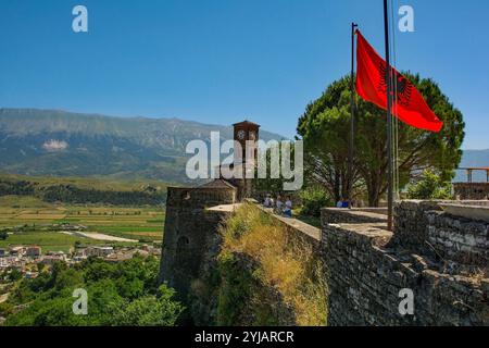 Gjirokaster, Albanien - 4. Juni 2024. Der berühmte Uhrenturm im Schloss Gjirokaster thront über dem historischen, zum UNESCO-Weltkulturerbe gehörenden Gjirokaster Stockfoto