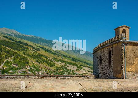 Ein Blick über die historische, zum UNESCO-Weltkulturerbe gehörende Altstadt von Gjirokaster und das Drino-Tal im Süden Albaniens. Vom Dach der Burg aus gesehen. Stockfoto