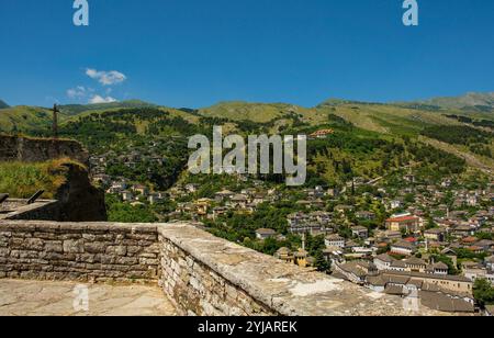 Ein Blick über die historische, zum UNESCO-Weltkulturerbe gehörende Altstadt von Gjirokaster und das Drino-Tal im Süden Albaniens. Vom Dach der Burg aus gesehen. Stockfoto