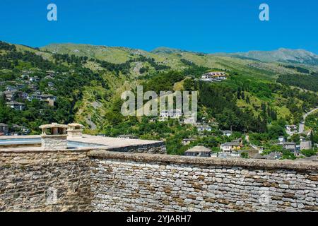 Ein Blick über die historische, zum UNESCO-Weltkulturerbe gehörende Altstadt von Gjirokaster und das Drino-Tal im Süden Albaniens. Vom Dach der Burg aus gesehen. Stockfoto