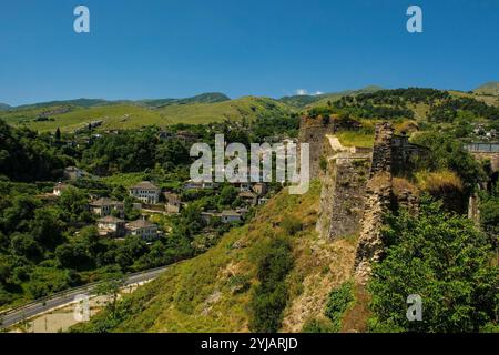 Ein Blick über die historische, zum UNESCO-Weltkulturerbe gehörende Altstadt von Gjirokaster und das Drino-Tal im Süden Albaniens. Vom Dach der Burg aus gesehen. Stockfoto