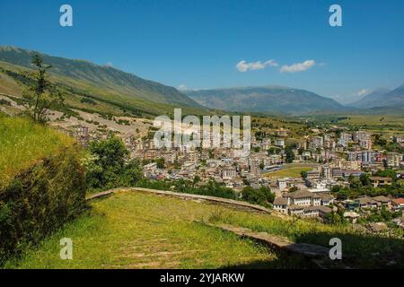 Ein Blick über das historische UNESCO-Weltkulturerbe Gjirokaster und das Drino-Tal in Albanien. Vom Burgdach aus gesehen, grasbewachsener Weg in die Stadt Stockfoto