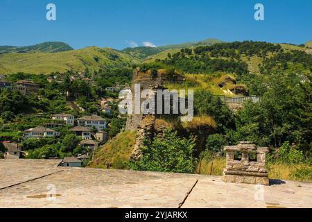 Ein Blick über die historische, zum UNESCO-Weltkulturerbe gehörende Altstadt von Gjirokaster und das Drino-Tal im Süden Albaniens. Vom Dach der Burg aus gesehen. Stockfoto