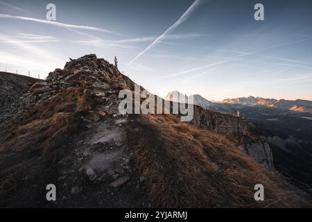 Seceda - Berg und Hochalm im Naturpark Puez-Geisler ist Teil des UNESCO Weltkulturerbes Dolomiten inmitten einer beindruckenden Landschaft mit Blick auf die berühmten Geislerspitzen. Bild aufgenommen im Herbst zu Sonnenaufgang am 10.11.2024. // Seceda - Berg- und Hochalpenweide im Naturpark Puez-Geisler gehört zum UNESCO-Weltkulturerbe Dolomiten inmitten einer beeindruckenden Landschaft mit Blick auf die berühmten Geisler-Gipfel. Foto im Herbst bei Sonnenaufgang am 10. November 2024. - 20241110 PD21954 Credit: APA-PictureDesk/Alamy Live News Stockfoto