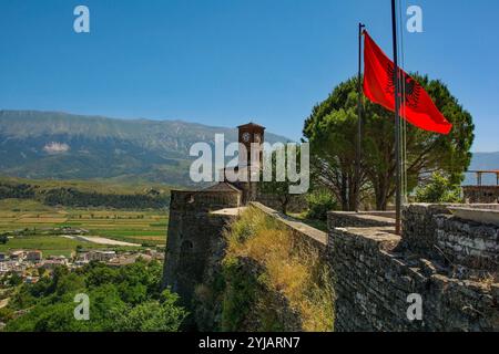 Der berühmte Uhrenturm in Gjirokaster Castle thront über dem historischen UNESCO-Weltkulturerbe Gjirokaster und dem Drino Valley in Albanien Stockfoto