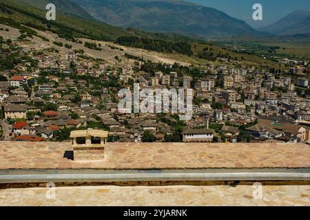 Ein Blick über die historische, zum UNESCO-Weltkulturerbe gehörende Altstadt von Gjirokaster und das Drino-Tal im Süden Albaniens. Vom Dach der Burg aus gesehen. Stockfoto