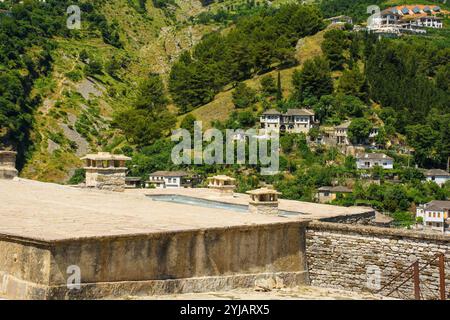 Ein Blick über die historische, zum UNESCO-Weltkulturerbe gehörende Altstadt von Gjirokaster und das Drino-Tal im Süden Albaniens. Vom Dach der Burg aus gesehen. Stockfoto