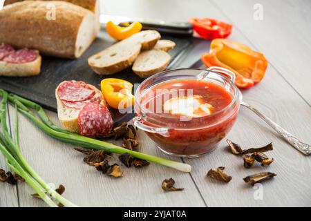 Fastenborsch mit getrockneten Pilzen und Gemüse auf einem hellen Holztisch. Stockfoto