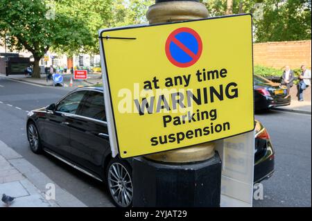 London, Großbritannien. Warnschild für die Parksperre – vorübergehende Aufhebung der lokalen Vorschriften für das Parken auf der Straße Stockfoto