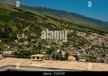 Ein Blick über die historische, zum UNESCO-Weltkulturerbe gehörende Altstadt von Gjirokaster und das Drino-Tal im Süden Albaniens. Vom Dach der Burg aus gesehen. Stockfoto