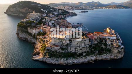 Gaeta, Italien. Wunderschöne Küstenstadt zwischen Rom und Neapel umgab die Riviera von Ulysses und das Tyrrhenische Meer. Drohnenblick über Sonnenuntergang mit aragonesischer Besetzung Stockfoto