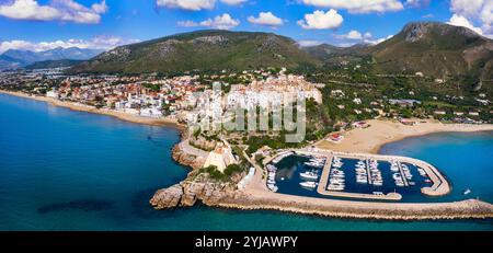 Aus der Vogelperspektive auf die Altstadt Sperlonga und den Strand, die alte italienische Stadt in der Provinz Latina am Tyrrhenischen Meer, Touristen Sommerurlaub Ziel. Stockfoto