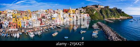 Italien Reisen und Sehenswürdigkeiten. Die malerischste und farbenfrohe Insel - wunderschöne Procida im Golf von Neapel. Hafen von Corricella . Panoramablick aus der Vogelperspektive Stockfoto