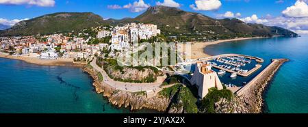 Aus der Vogelperspektive auf die Altstadt Sperlonga und den Strand, die alte italienische Stadt in der Provinz Latina am Tyrrhenischen Meer, Touristen Sommerurlaub Ziel. Stockfoto