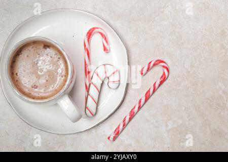 Weihnachtsschokolade-Milchbecher mit Zuckerrohr, Konzept der Winterferien Desserts und Dekoration Stockfoto