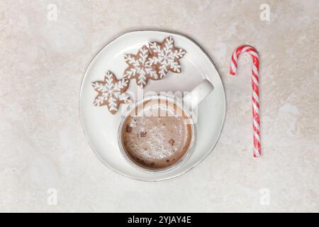 Weihnachtsschokolade-Milchbecher mit Zuckerrohr, Konzept der Winterferien Desserts und Dekoration Stockfoto