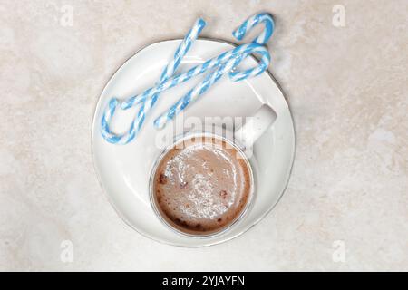 Weihnachtsschokolade-Milchbecher mit Zuckerrohr, Konzept der Winterferien Desserts und Dekoration Stockfoto