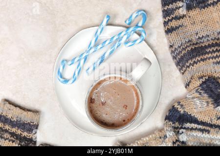 Weihnachtsschokolade-Milchbecher mit Zuckerrohr, Konzept der Winterferien Desserts und Dekoration Stockfoto