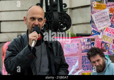 London, Großbritannien. Mai 2018. Andrew Cooper, dessen Banner an den Wänden des Rathauses befestigt sind, spricht bei der Notabwehr vor dem Rathaus von Lambeth vor den ratswahlen am Donnerstag zu einer öffentlichen Untersuchung der Wohnungspolitik von Lambeth Labour, einem sofortigen Stopp der Abrissarbeiten von Anwesen und einem Aufruf, die Privatisierung über Häuser für Lambeth zu stoppen, was zu sozialen Säuberungen führt. Eine Anfrage zur Informationsfreiheit von Brixton Buzz im vergangenen Monat zeigte, dass der rat zwischen Juni 2014 und März 2018 trotz der Forderungen in der aktuellen Lam nur 17 stadthäuser mit sicheren Mietverhältnissen errichtete Stockfoto