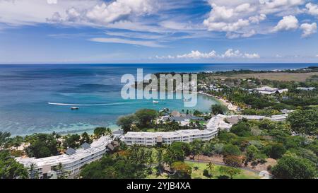 Dieses Luftbild fängt den atemberaubenden Blick auf ein Resort auf einer tropischen Insel in Mauritius mit seinen wunderschönen Stränden und der üppigen Umgebung ein. Stockfoto