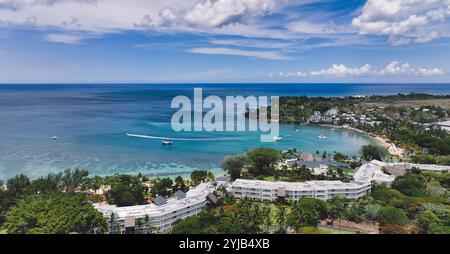 Dieses Foto zeigt einen Blick aus der Vogelperspektive auf ein Resort auf einer malerischen tropischen Insel in Mauritius. Stockfoto
