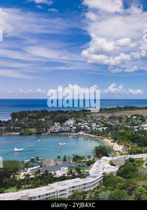 Eine Vogelperspektive von Mauritius, die eine tropische Insel, umgeben von kristallklarem Wasser und Booten, die sanft im Meer schwimmen, zeigt. Stockfoto
