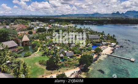 Dieses Foto zeigt einen Blick aus der Vogelperspektive auf ein tropisches Inselresort in Mauritius und seine atemberaubende Landschaft und luxuriöse Unterkünfte. Stockfoto