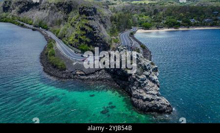 Ein Luftbild zeigt eine Straße, die sich entlang einer Klippe im wunderschönen Mauritius windet. Stockfoto