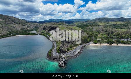 Dieses Luftbild fängt die atemberaubende Landschaft von Mauritius ein und zeigt ein herrliches Gewässer umgeben von majestätischen Bergen. Stockfoto