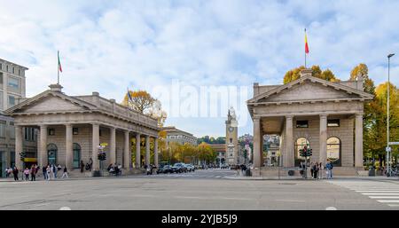 Bergamo, Italien. Porta Nuova und Torre dei Caduti (Turm der Gefallenen) auf der Piazza Vittorio Veneto in der Unterstadt Stockfoto