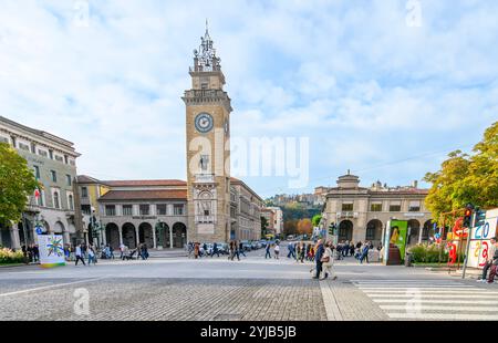 Bergamo, Italien. Turm der Gefallenen oder Torre dei Caduti, befindet sich an der Piazza Vittorio Veneto in der Unterstadt bei Sonnenuntergang Stockfoto