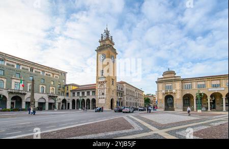 Bergamo, Italien. Turm der Gefallenen oder Torre dei Caduti, befindet sich an der Piazza Vittorio Veneto in der Unterstadt bei Sonnenuntergang Stockfoto