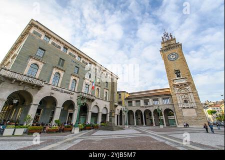 Bergamo, Italien. Turm der Gefallenen oder Torre dei Caduti, befindet sich an der Piazza Vittorio Veneto in der Unterstadt bei Sonnenuntergang Stockfoto