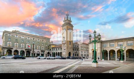 Bergamo, Italien. Turm der Gefallenen oder Torre dei Caduti, befindet sich an der Piazza Vittorio Veneto in der Unterstadt bei Sonnenuntergang Stockfoto